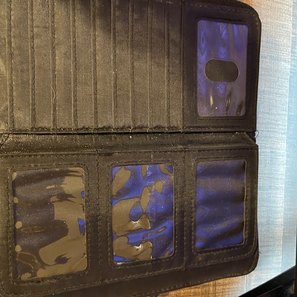 Woman’s Wallet - Picture 4 of 5